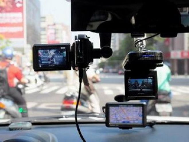 Приобщить показания видеорегистратора к делу