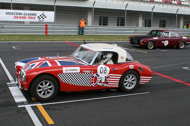 В Москве прошли гонки на ретро-автомобилях
