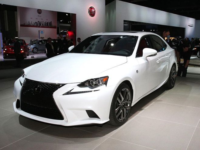 Lexus IS уже продают в России