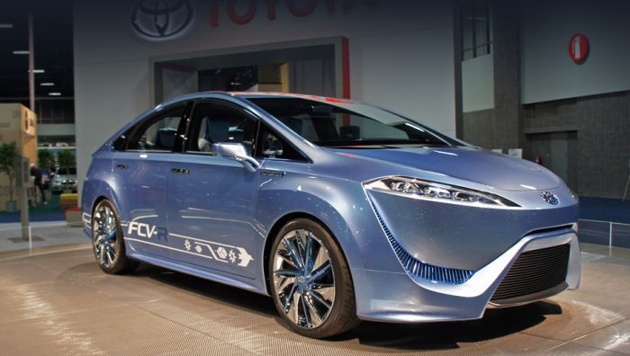 Тойота представила седан с водородным двигателем