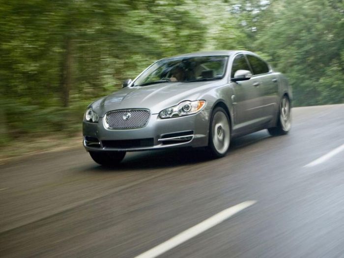 Новый Jaguar XE представят уже осенью